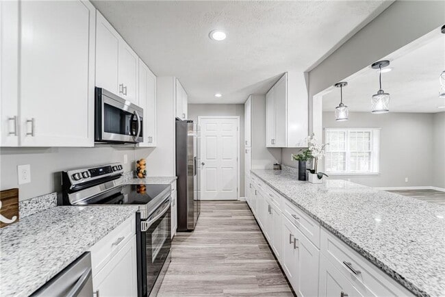 Building Photo - 770 Pine Lake Dr NW