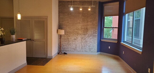 Building Photo - 840 E Green St