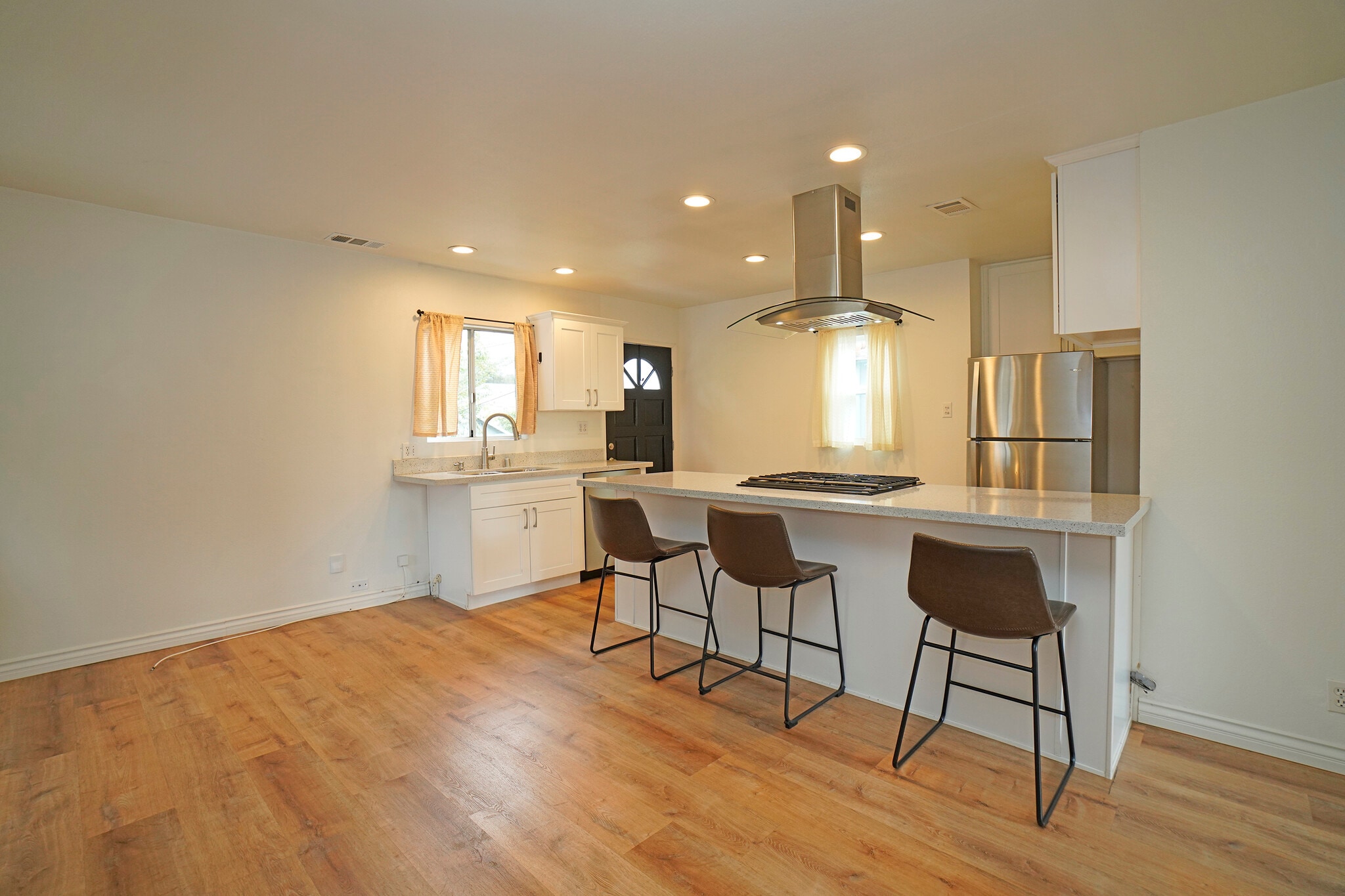 modern kitchen with recessed lighting - 528 N Michigan Ave