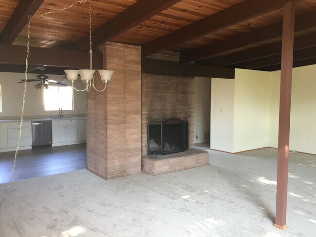 Building Photo - Mid-Century Hayward Home For Rent