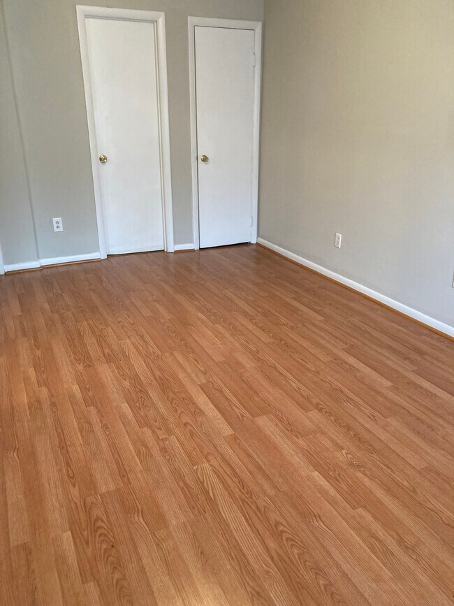 Master bedroom with half bathroom and Walk in closet - 730 Ohio Pike