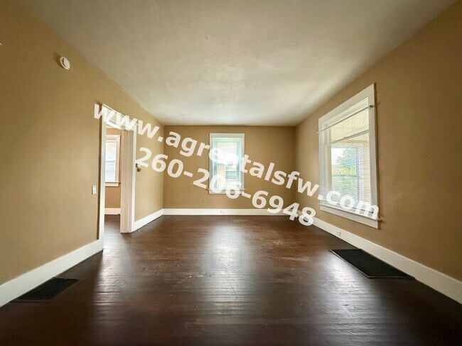 Building Photo - 5 Bedroom House