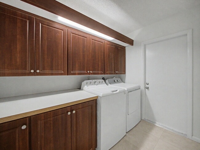 Building Photo - 303 Leeward Dr