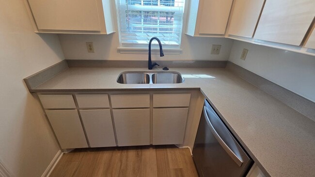 Building Photo - 1688 Pearlott St