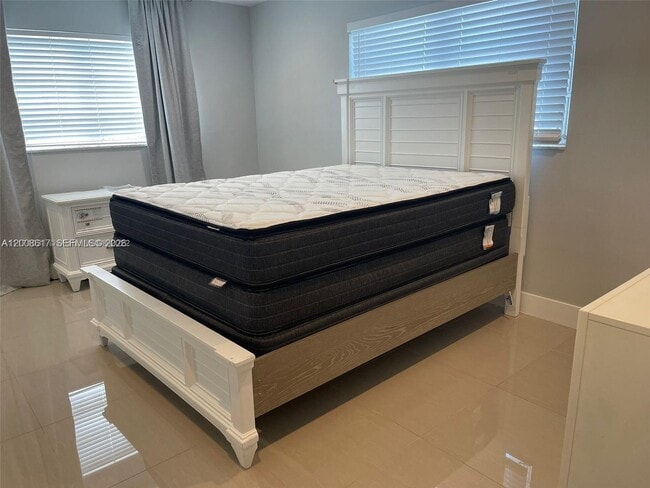 Building Photo - 15201 NE 6th Ave