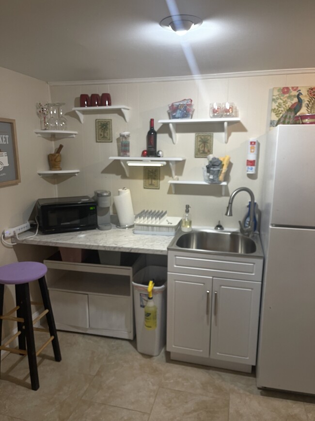 Kitchen area - 4310 Lincoln Rd