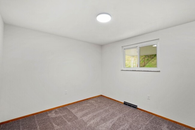 Building Photo - AVAILABLE AUGUST 1ST!! DON'T MISS TIS GORGEOUS 3 BEDROOM IN PENN HILLS!