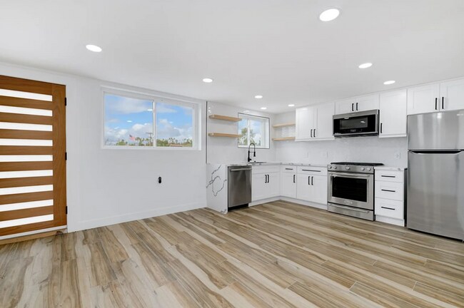 Building Photo - This unit offers a cozy and private 1-bedr...