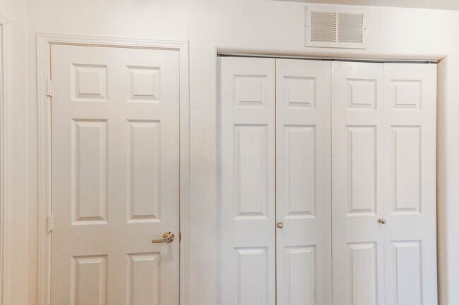 Building Photo - 2 Bed Condo Centrally Located
