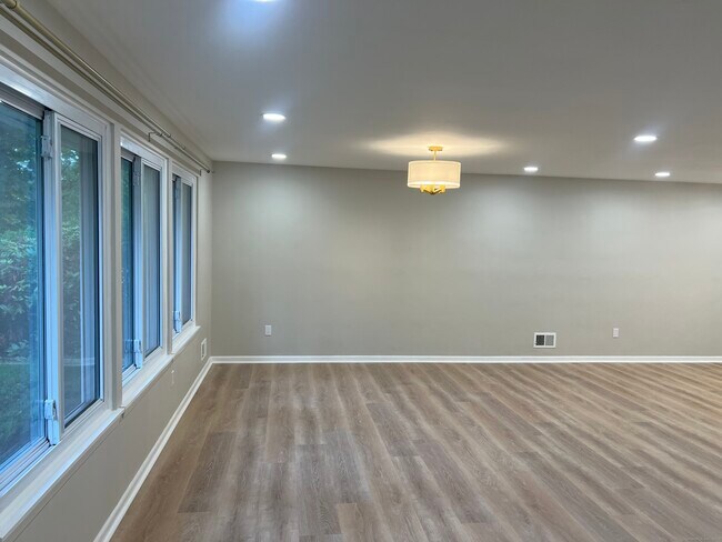 Building Photo - 1211 Farmington Ave