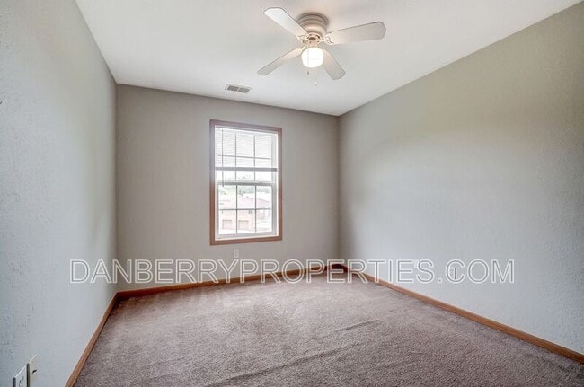 Building Photo - 1115 N Byrne Rd