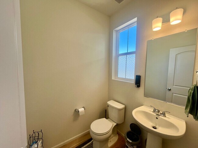 Building Photo - BEAUTIFUL NEW BUILD - 3 bed 2.5 bath w/ La...