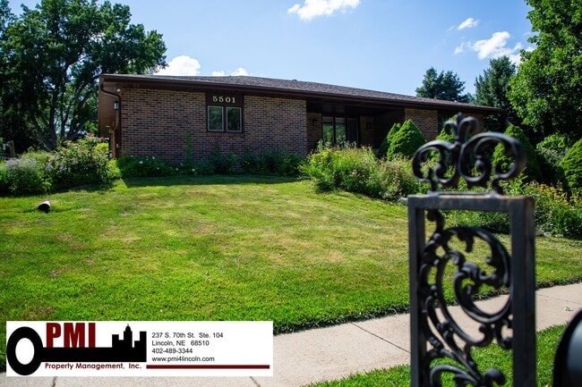 Primary Photo - 3 Bedroom and 2 bathroom Colonial Hills Ho...