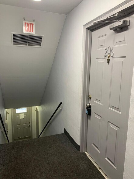 Building Photo - 9905 Pineapple Tree Dr