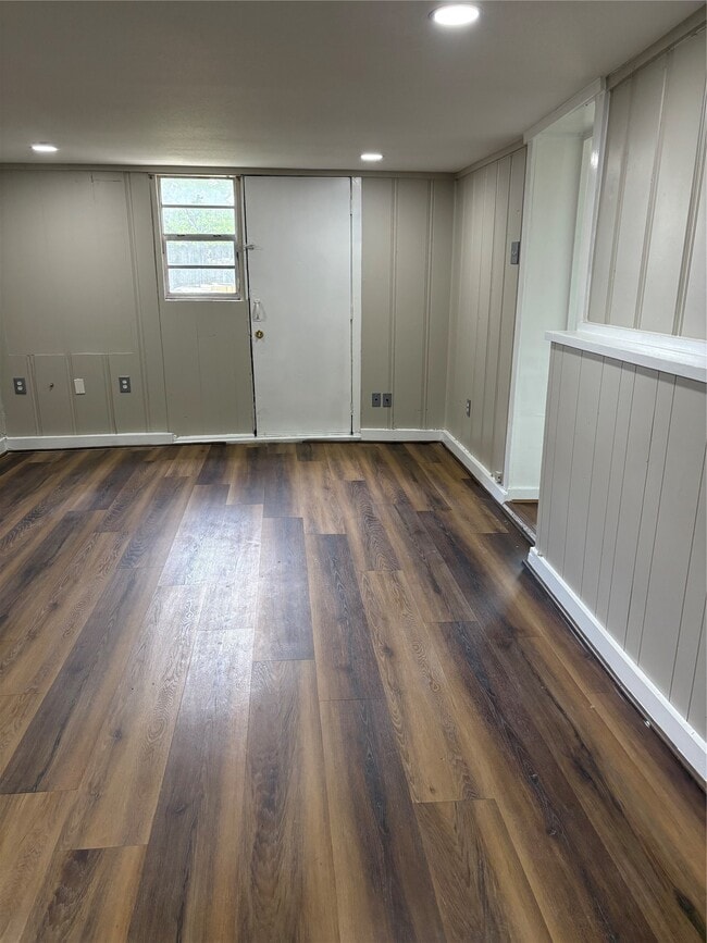 Building Photo - 5914 Ridgeway Dr