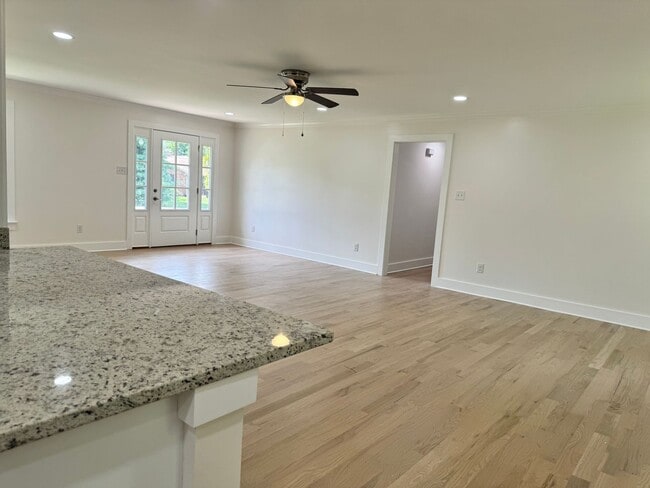 Building Photo - Renovated 3 BR Home in the Heart of Murfreesboro