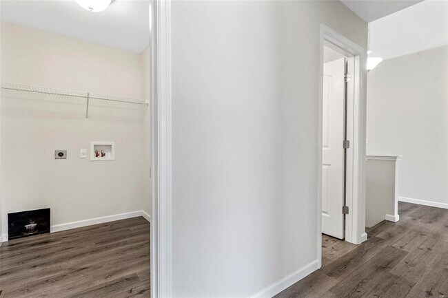 Building Photo - 4602 Siesta Dr