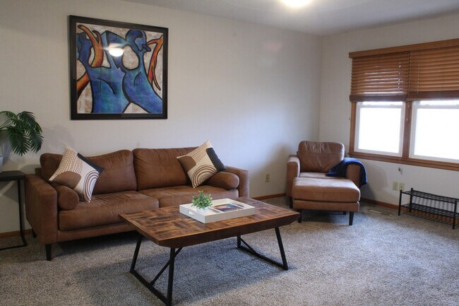 Building Photo - 202 NW Sharmin Dr