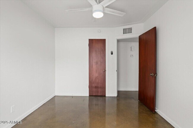 Building Photo - 2408 W Weldon Ave