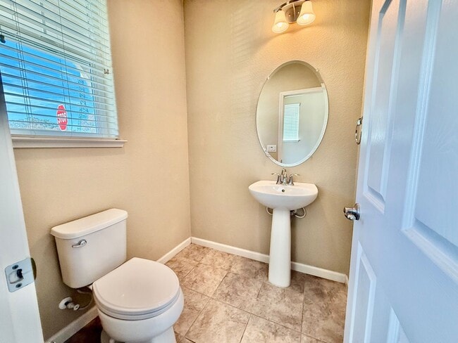 Building Photo - Great Home available immediately
