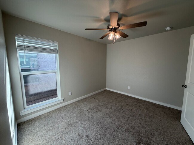 Building Photo - Pre leasing for July: 3/2 located in Upland Crossing!