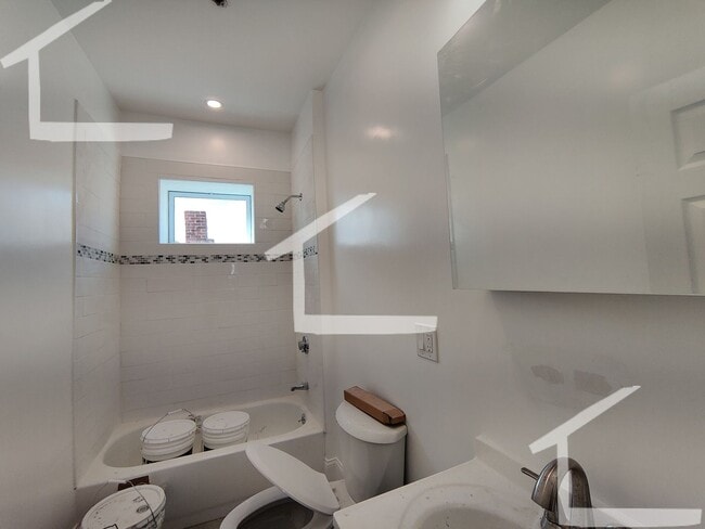 Building Photo - Huge 4 bed in Somerville