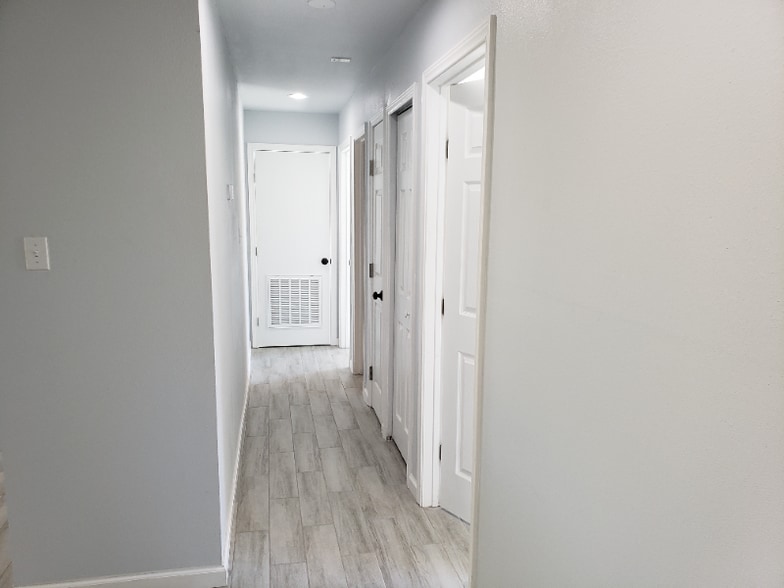 Building Photo - 7576 Windsor Oaks