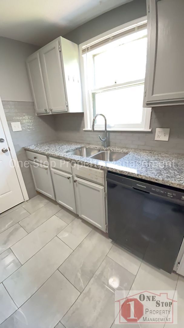 Building Photo - Beautiful 3 Bedroom 2 Bathroom in Kansas City