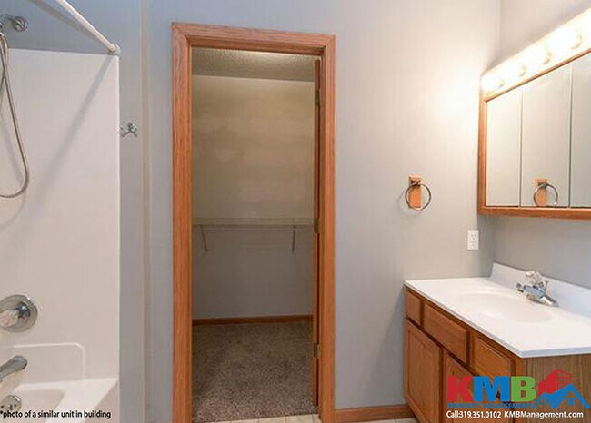 Building Photo - 60 Parkview Ct