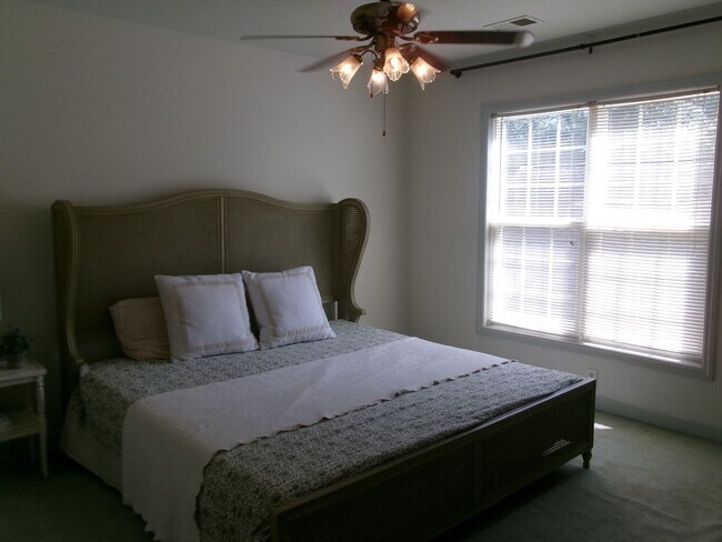 Building Photo - Walk to the Ocean from this 3 bedroom, 2.5...