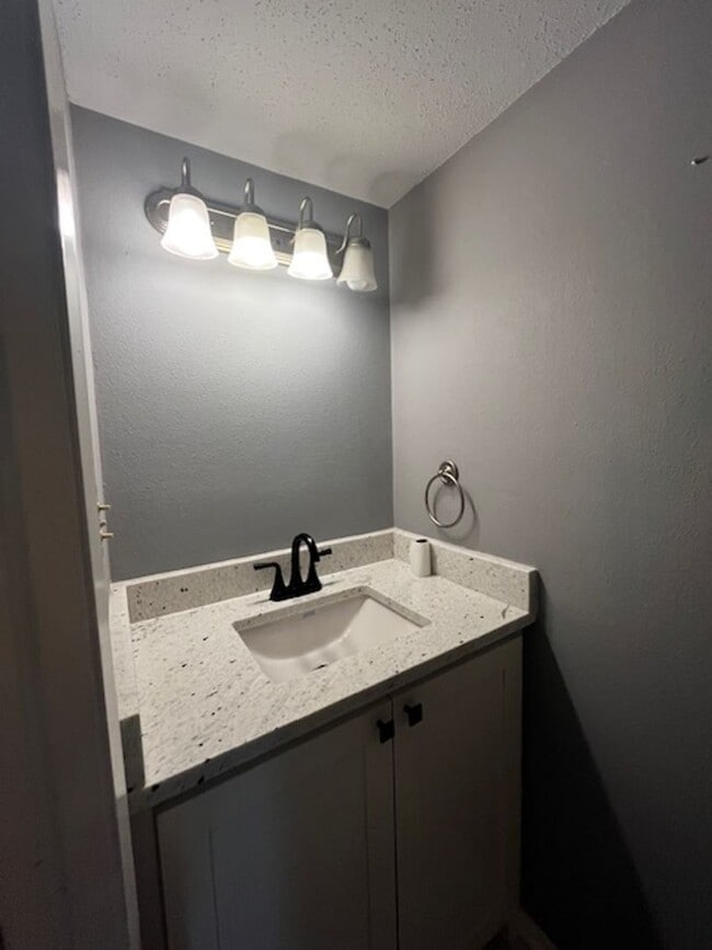 Building Photo - Carriage Oaks Townhouse for Rent