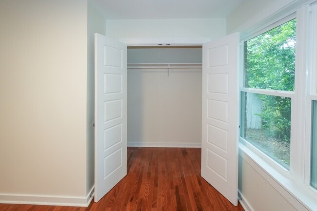 Building Photo - 440 S May St