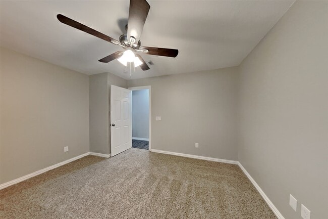 Building Photo - 9919 Villa Verde Dr