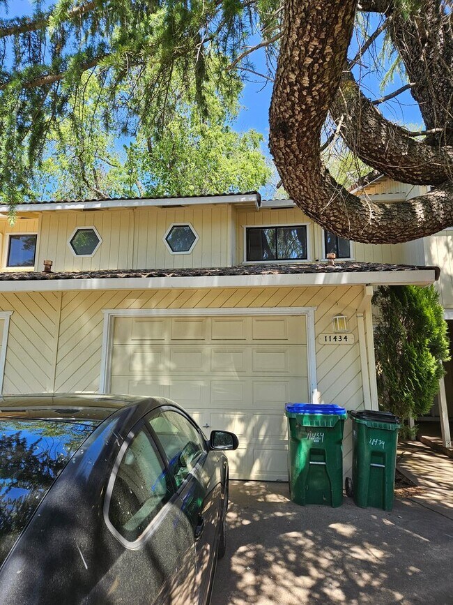Building Photo - Turnkey Townhome