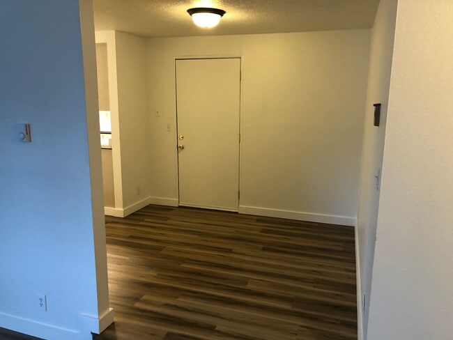 Building Photo - Updated single level 2 bedroom 1 bath duplex in Springfield!