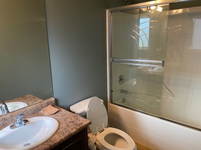 Building Photo - 5-Bedroom Home Located in Barkley Neighborhood