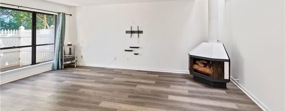 Building Photo - 2685 Meadowlawn Dr