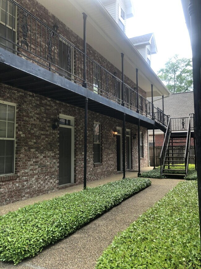 Building Photo - Spacious 2-Story Townhome-Style Apt on S. Montgomery | 2 Bed 2.5 Bath Near MSU