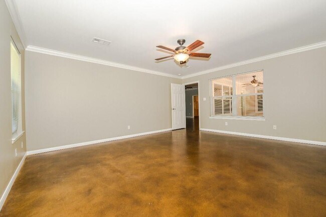 Building Photo - 5640 Oak Blvd
