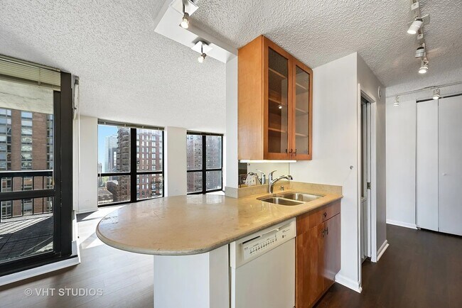 Building Photo - 1122 N Clark St