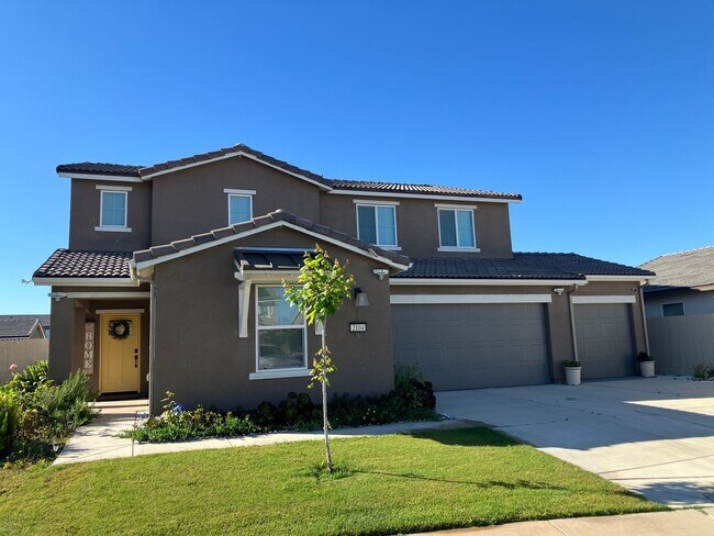 Primary Photo - 5 bedroom 3 1/2 bath house in gated commun...