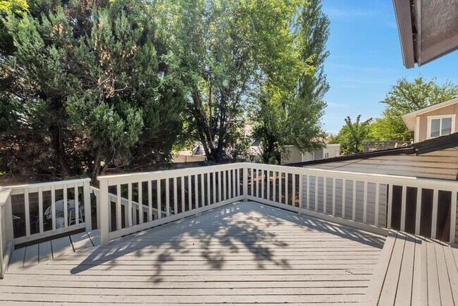 Building Photo - Remodeled 6 beds, 2 car garage!!