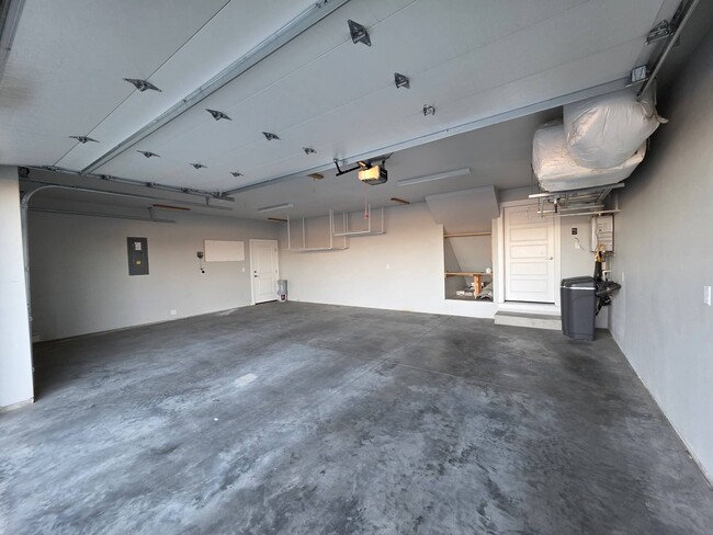 Building Photo - 584 Thebes St
