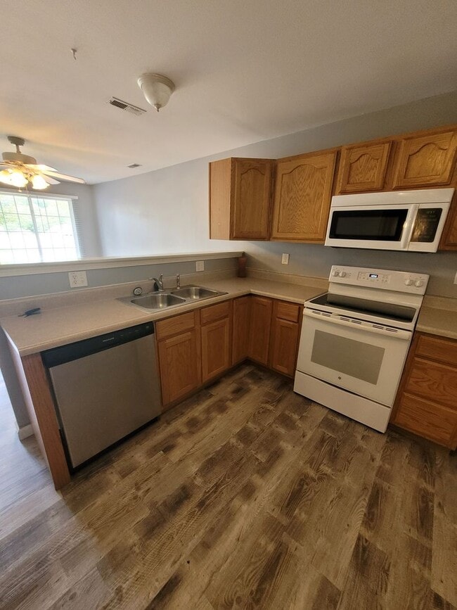 Building Photo - 404 Shade Tree Ln