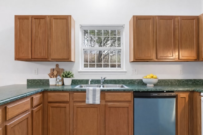 Building Photo - Affordable $190/Week Furnished Room in Westside Intown Atlanta – Utilities Included - High Speed ...