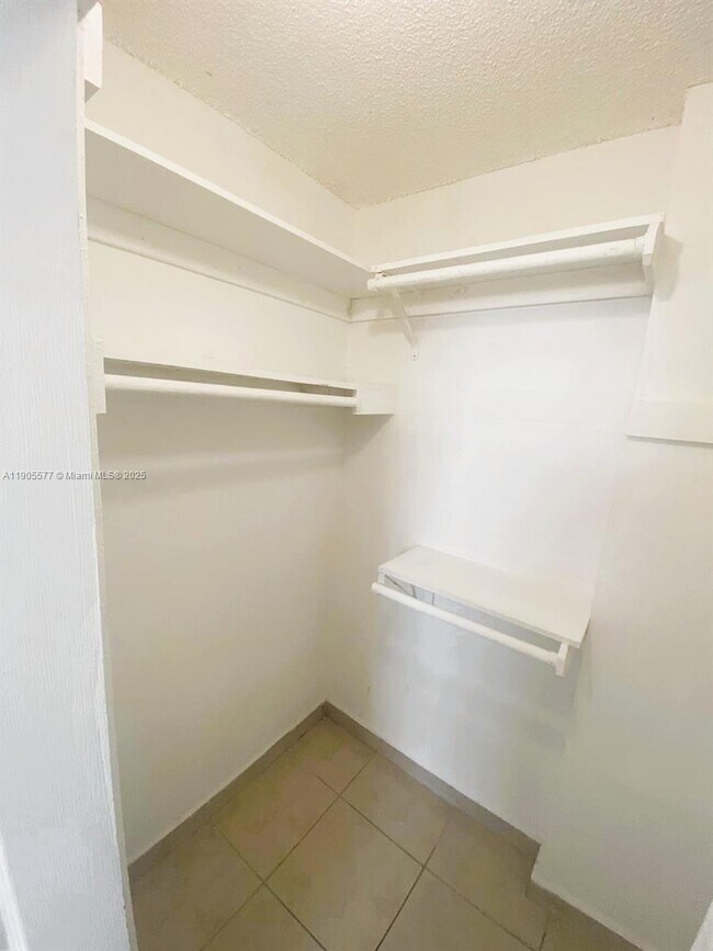 Building Photo - 666 W 81st St