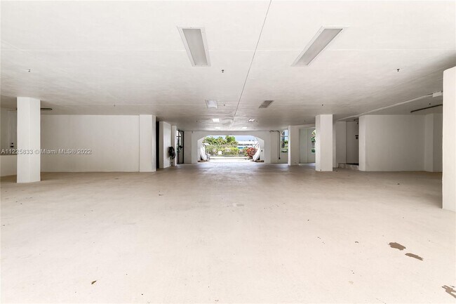 Building Photo - 709 Idlewyld Dr