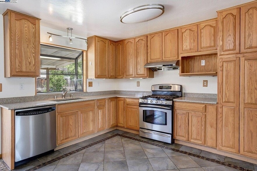 Primary Photo - 850 Tanager Rd