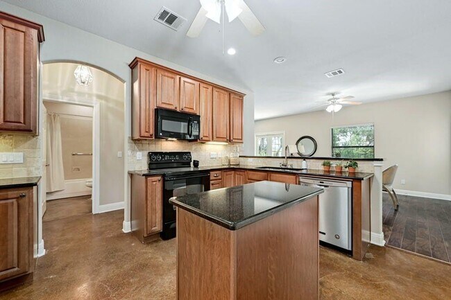 Building Photo - 200 Oak Hollow Ln