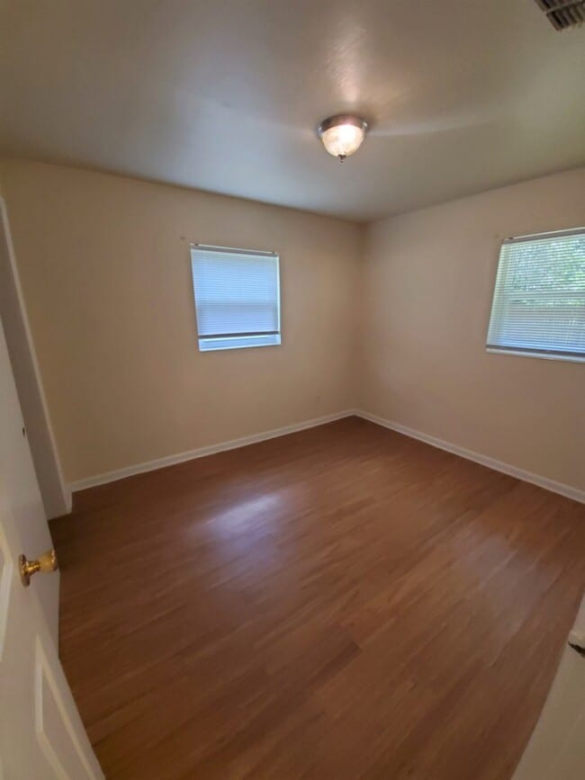 Building Photo - Spacious 2/1 Duplex on Gospel Island!!!